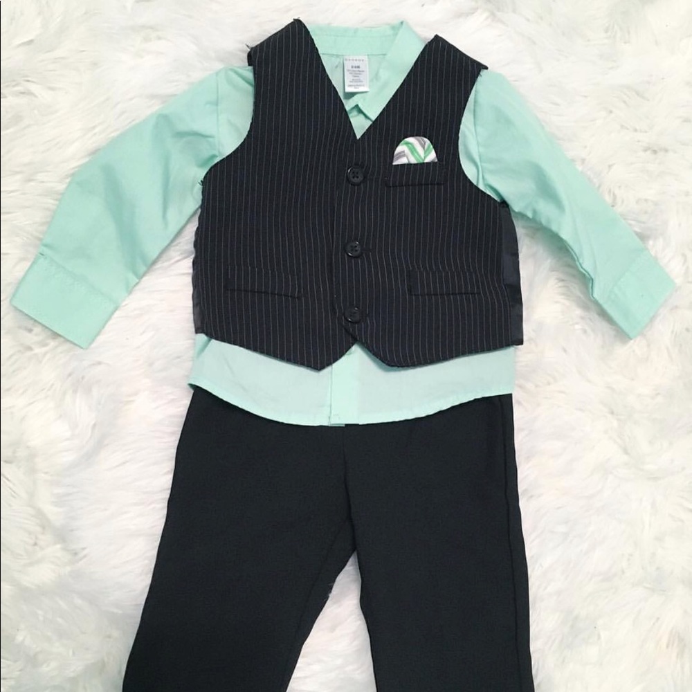 Like green outfit size 3-6 months